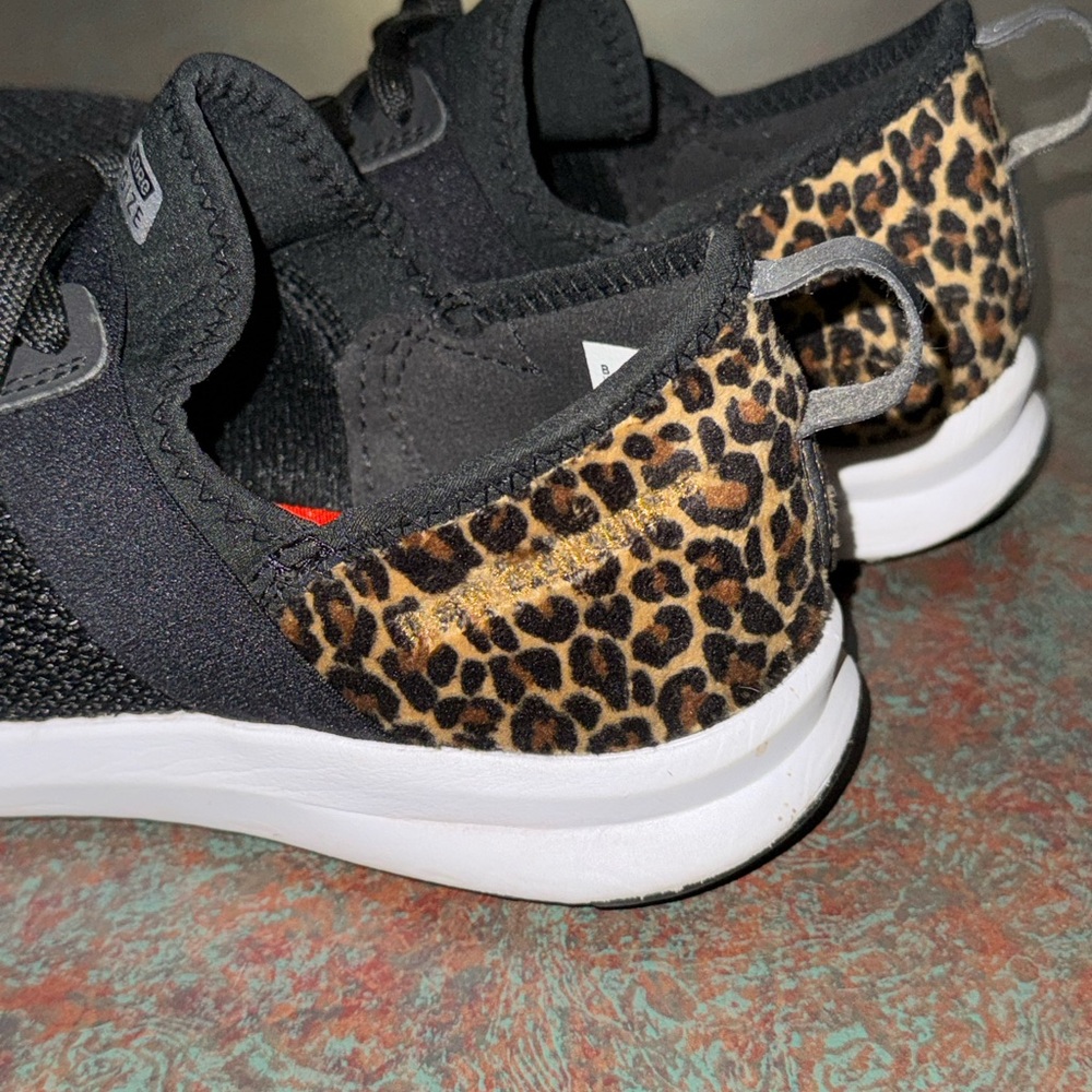 New balance women’s size 7 Black and Leopard Print Sneakers - Picture 4 of 9